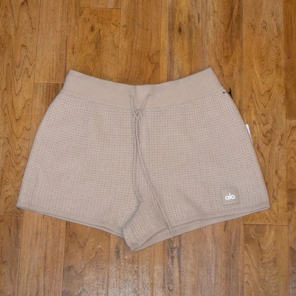 Alo Yoga Cashmere High-Waist Plush Waffle Short Womens L Macadamia Blush NWT
